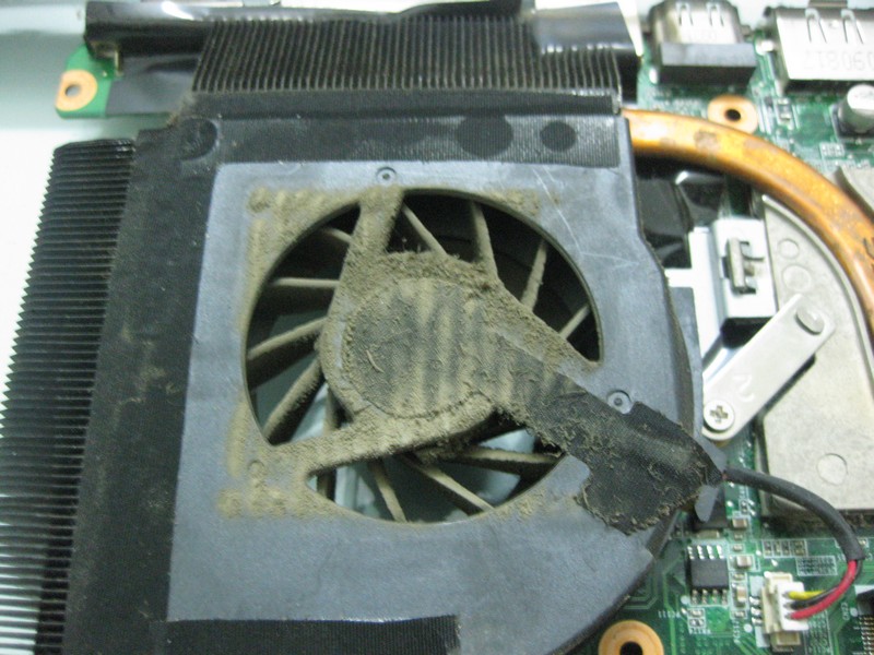 ve-sinh-laptop-hitachi-1